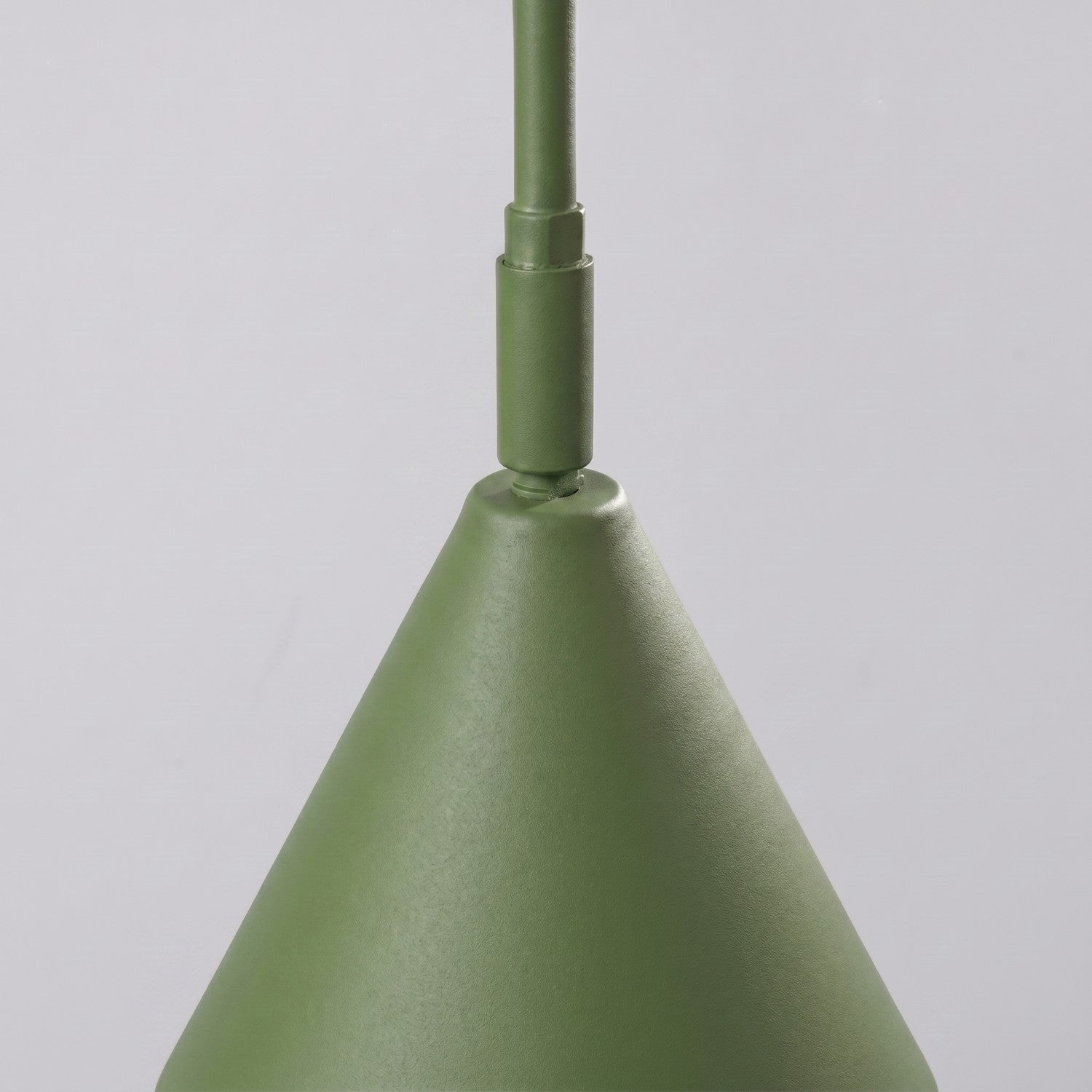 Applique Nox bras déporté acier vert olive E14 avec interrupteur en ambiance