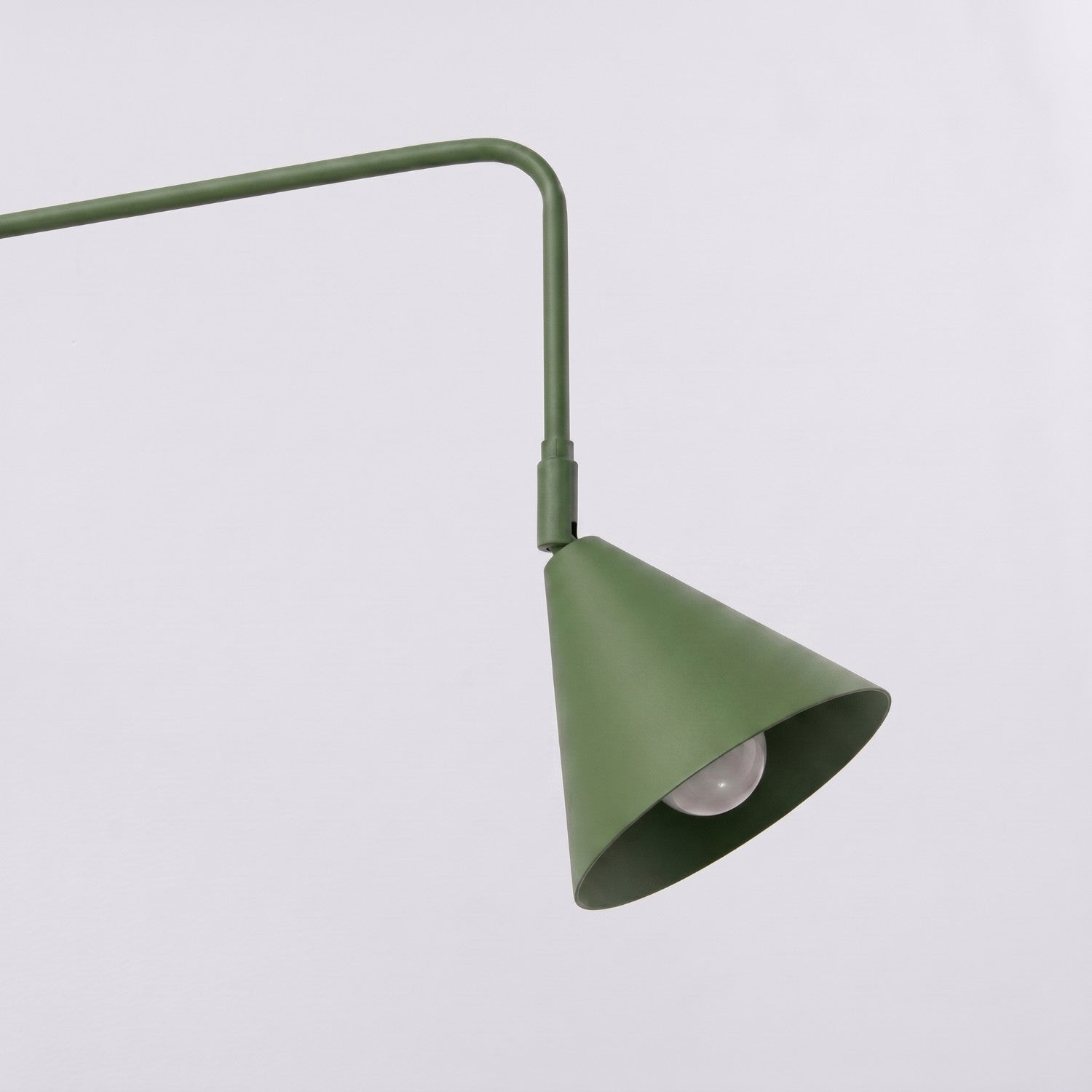 Applique Nox bras déporté acier vert olive E14 avec interrupteur, gros plan allumée