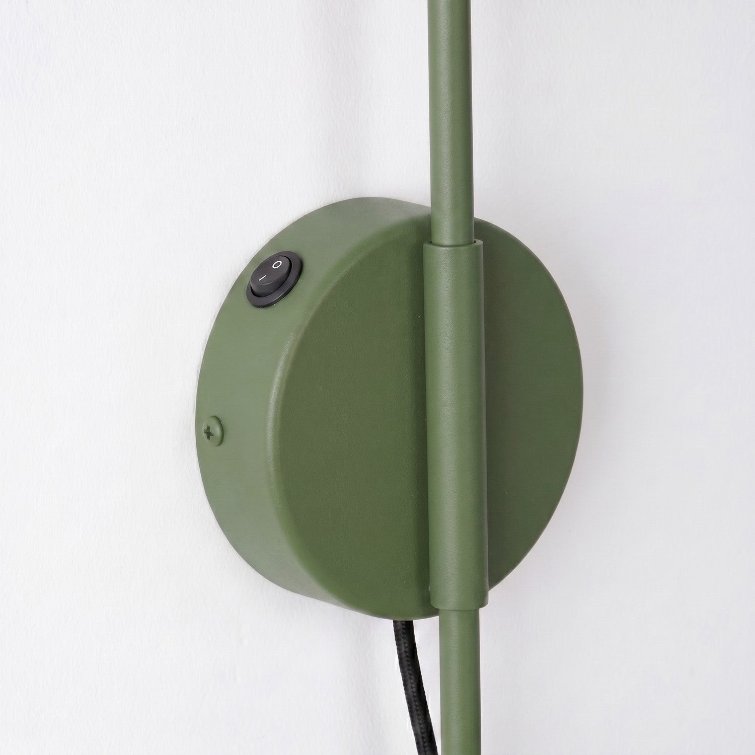 Applique Nox bras déporté acier vert olive E14 avec interrupteur, détail du bras et de la rosace