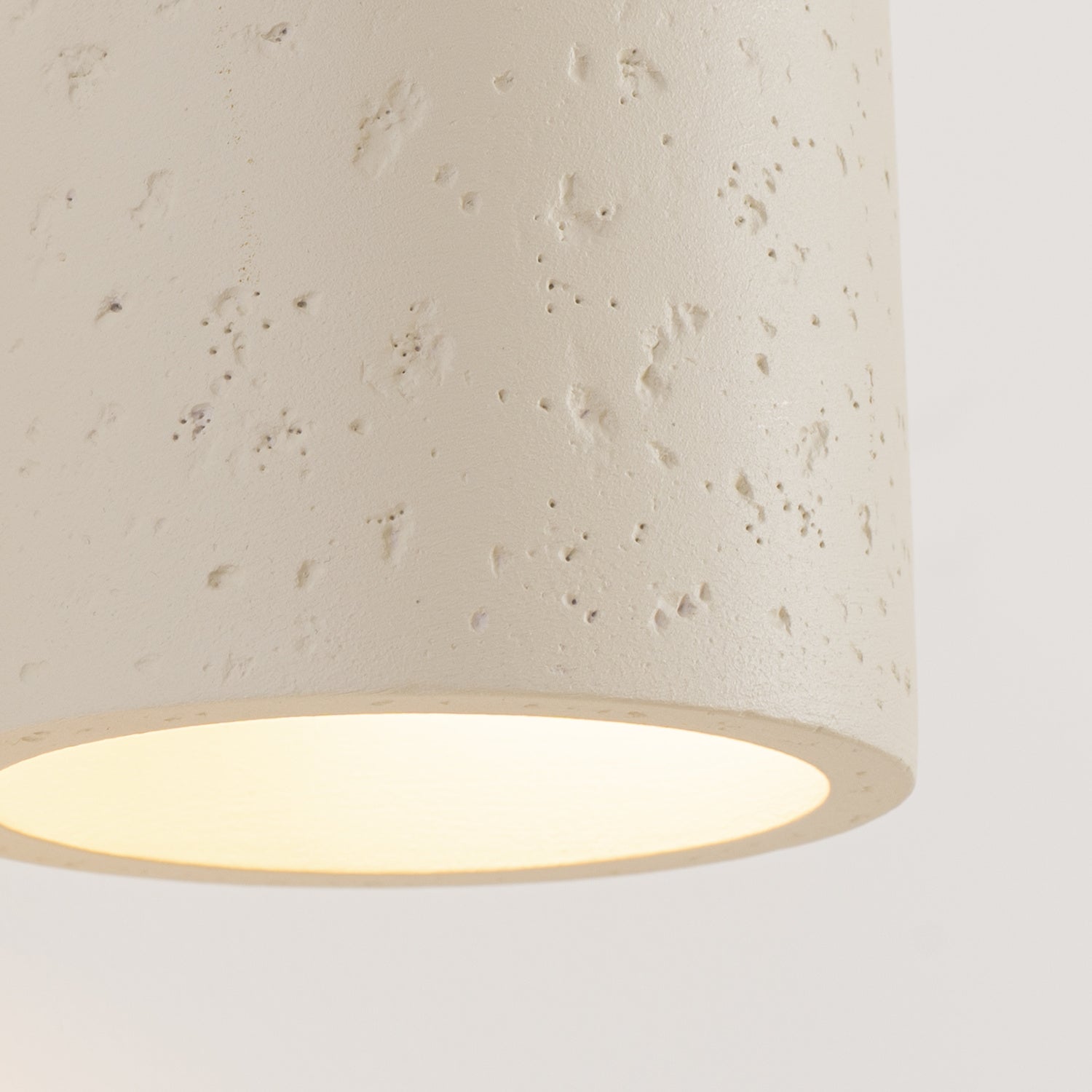 Applique Orbis béton beige G9, détail de la texture béton