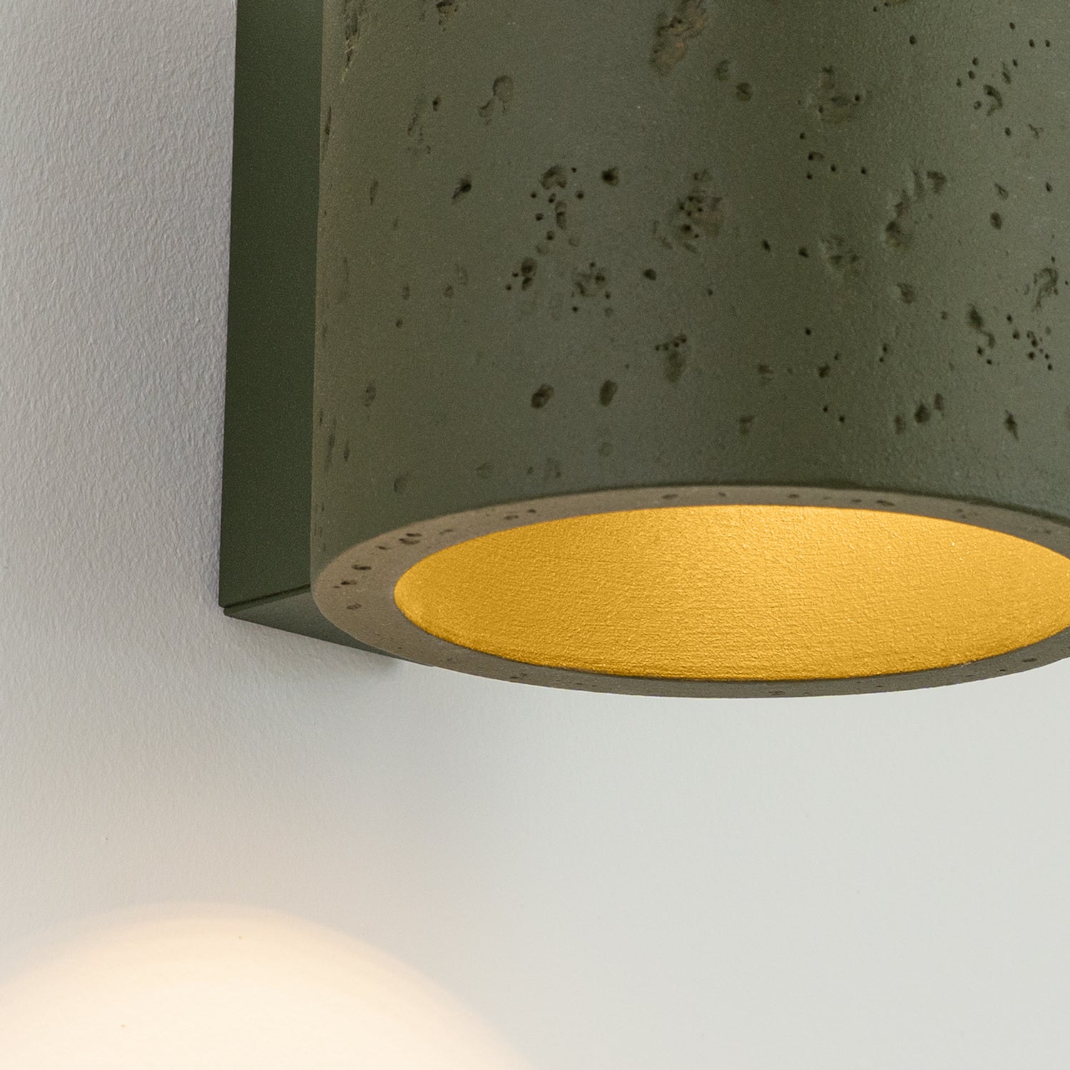 Applique Orbis béton vert olive G9, détail de la texture béton