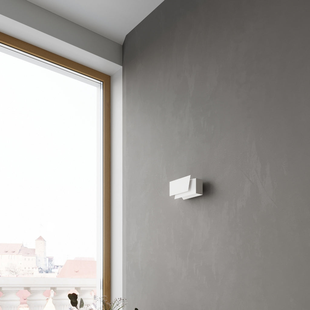 Applique Piegare acier blanc au-dessus d'un chevet