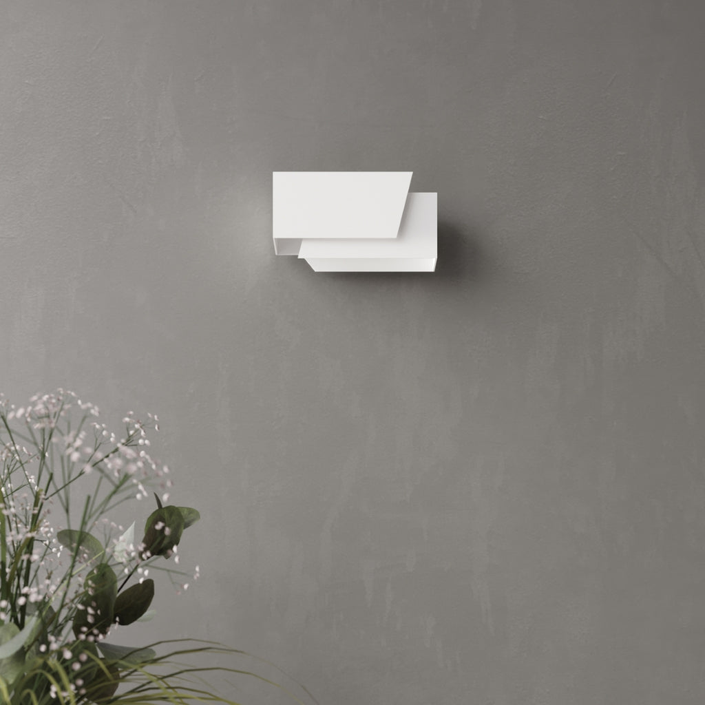 Applique Piegare acier blanc dans une pièce contemporaine