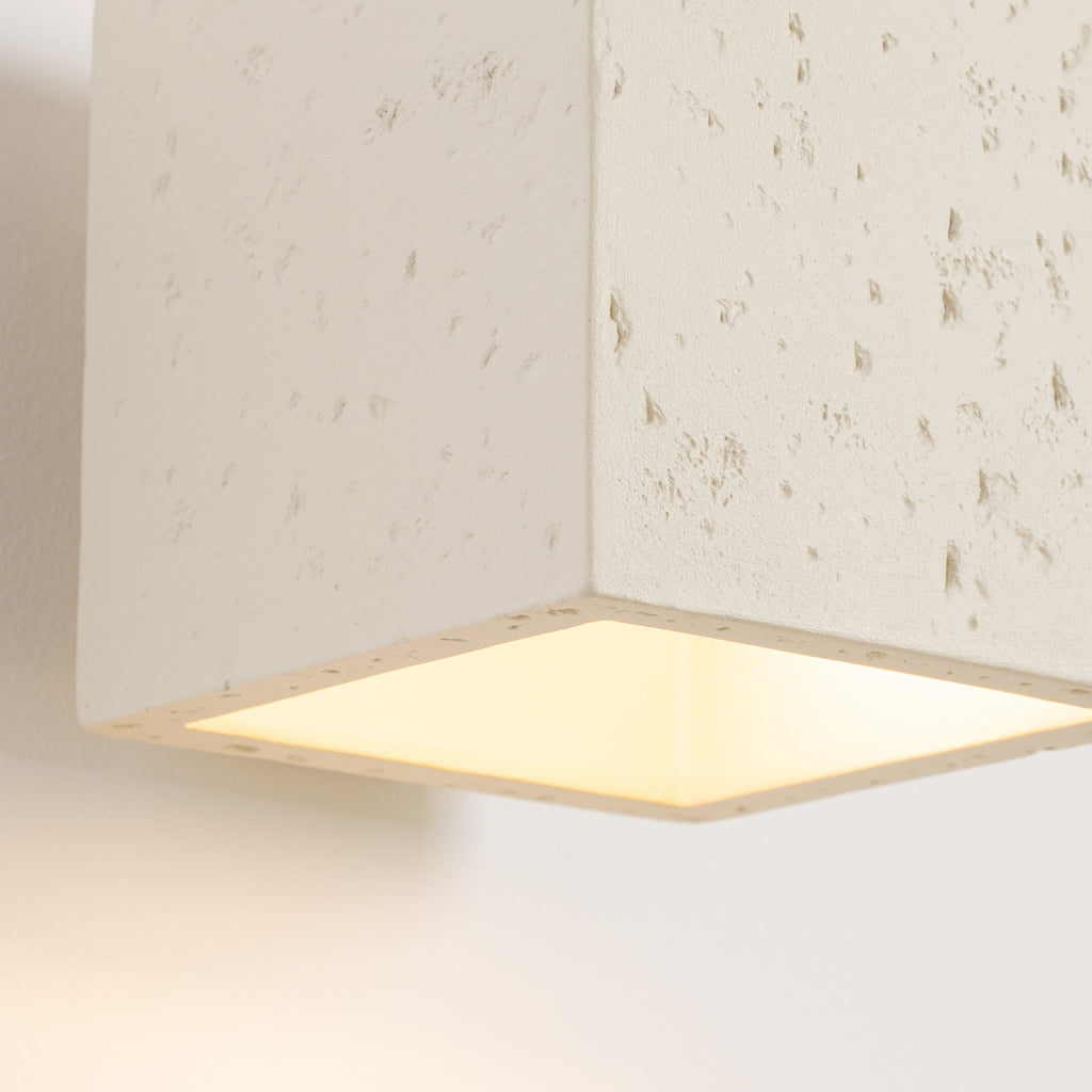 Applique Quad béton beige G9, détail de la texture béton