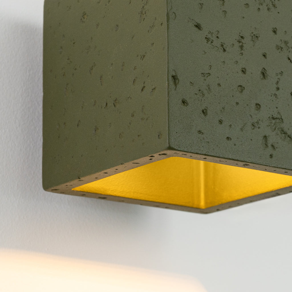 Applique Quad béton vert olive G9, détail de la texture béton