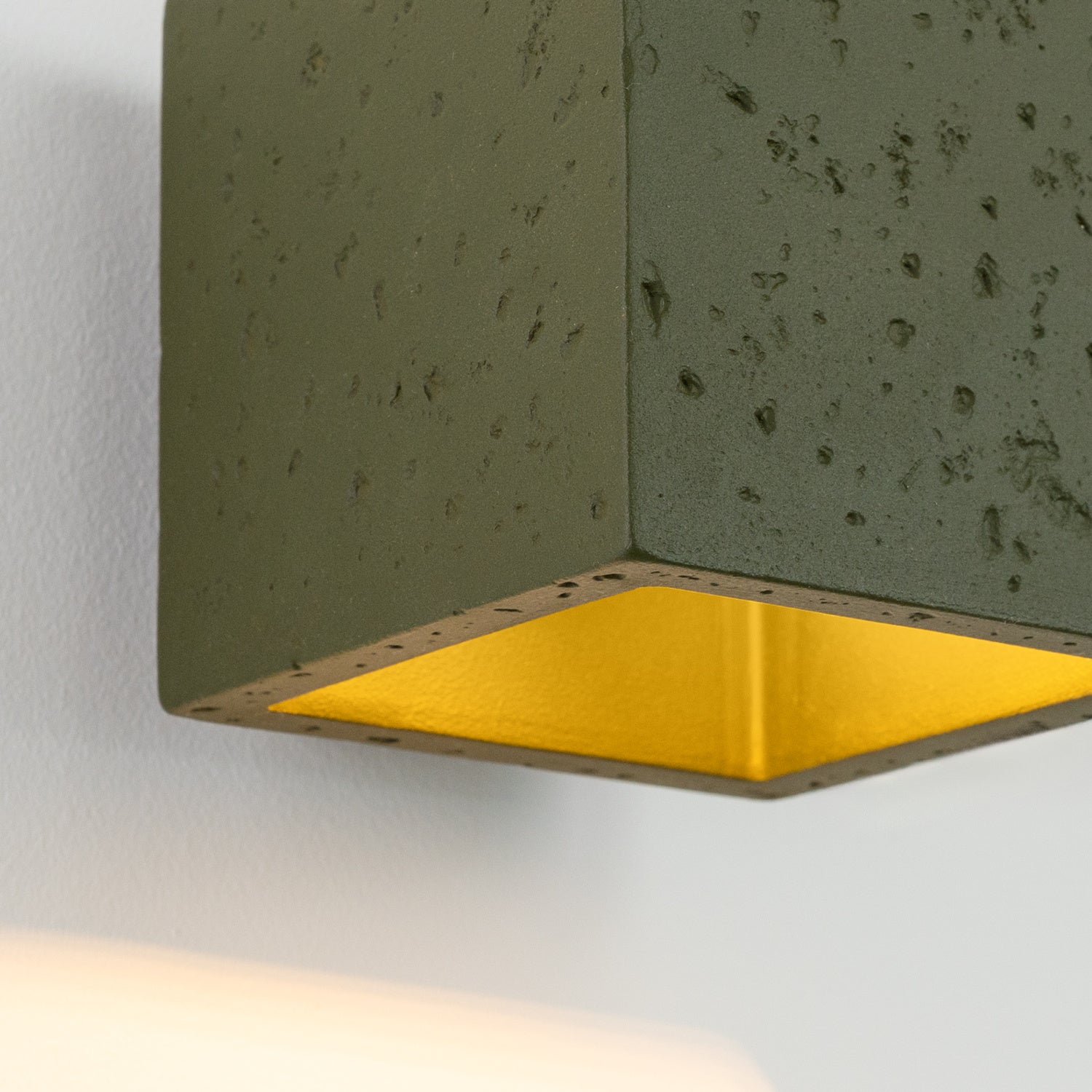 Applique Quad béton vert olive G9, détail de la texture béton