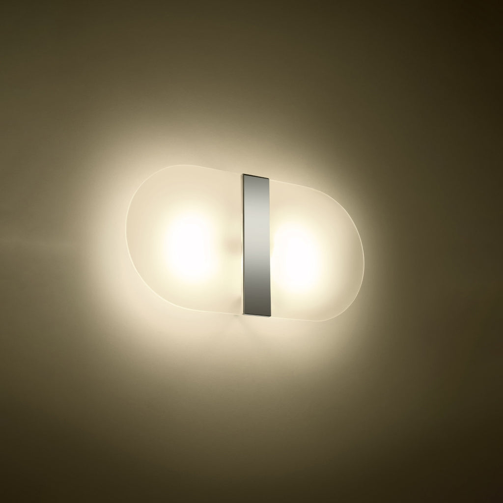 Applique Salia verre blanc allumé, lumière diffuse de part et d'autre de la barre chromée
