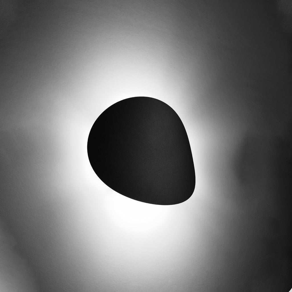 Applique Senses acier noir allumée, halo enveloppant sur le mur