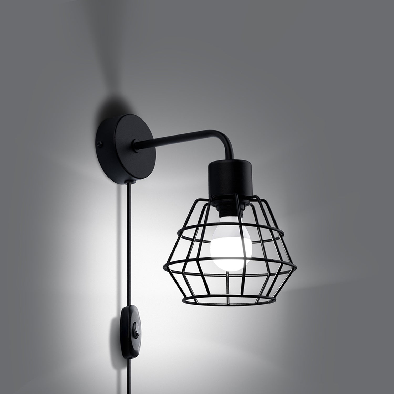 Applique Suba métal noir E14 allumée, ampoule E14 apparente