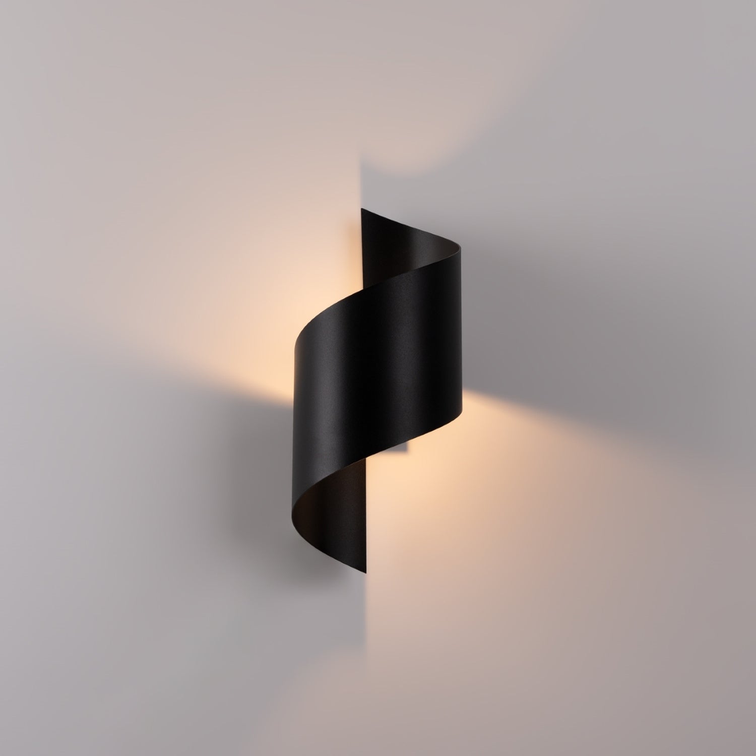 Applique Talassa acier noir G9 allumée, halo indirect sur le mur