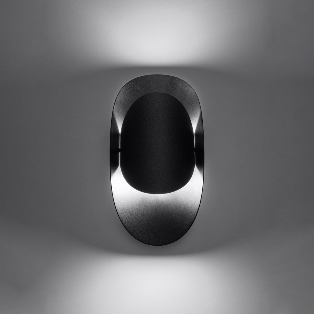 Applique Tear acier noir allumée, lumière diffusée vers le haut et le bas