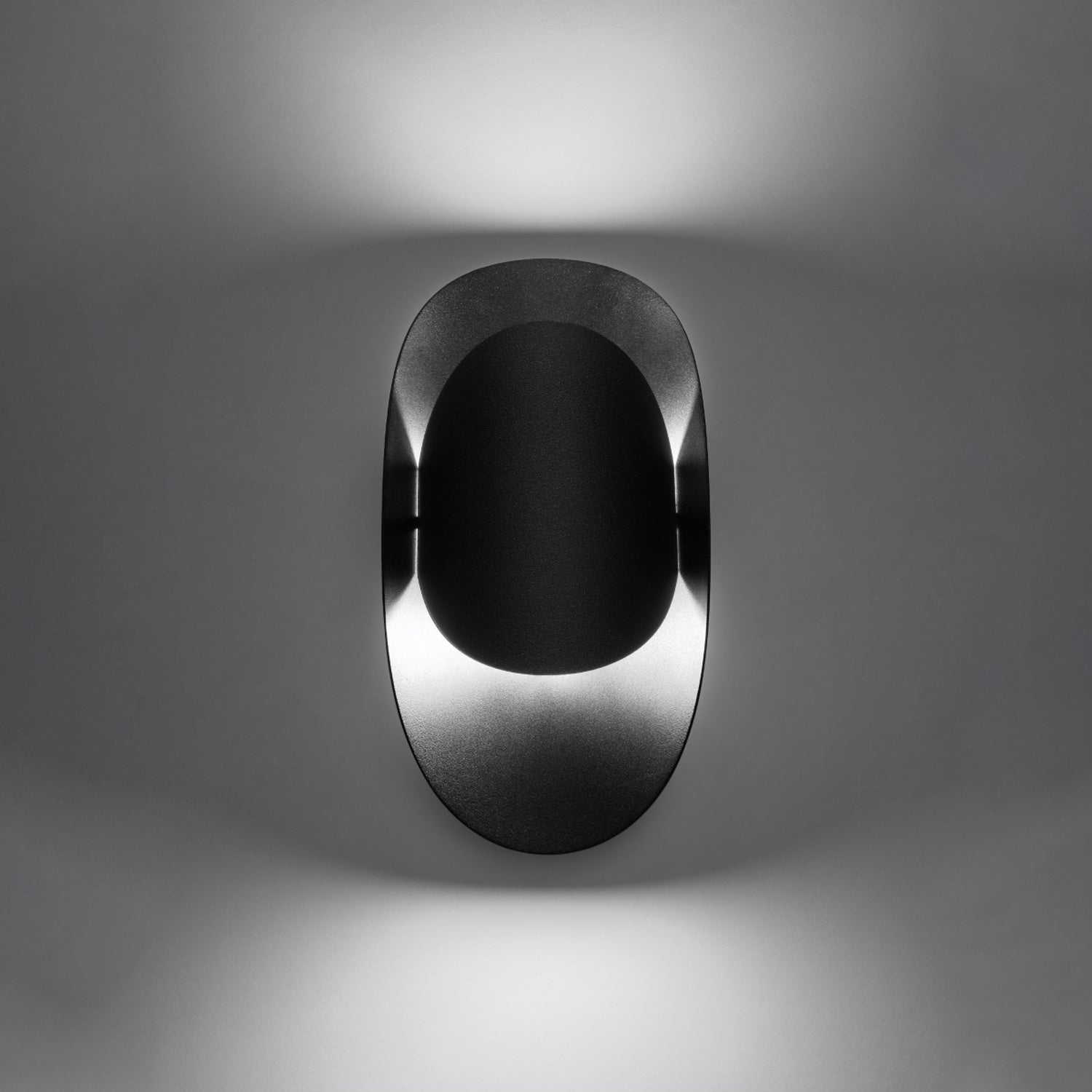Applique Tear acier noir allumée, lumière diffusée vers le haut et le bas
