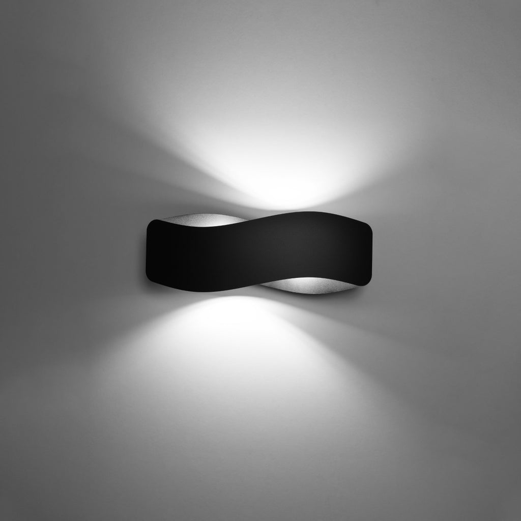 Applique Tila 40 acier noir allumée, lumière diffusée vers le haut et le bas
