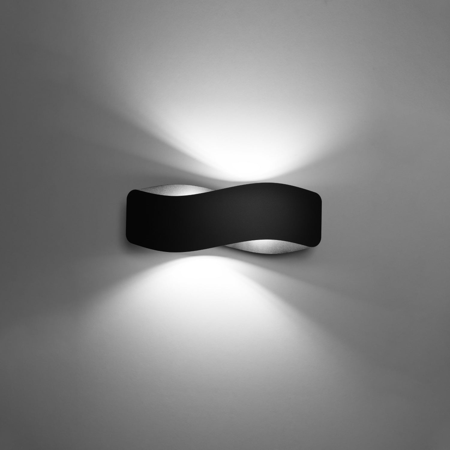 Applique Tila 40 acier noir allumée, lumière diffusée vers le haut et le bas