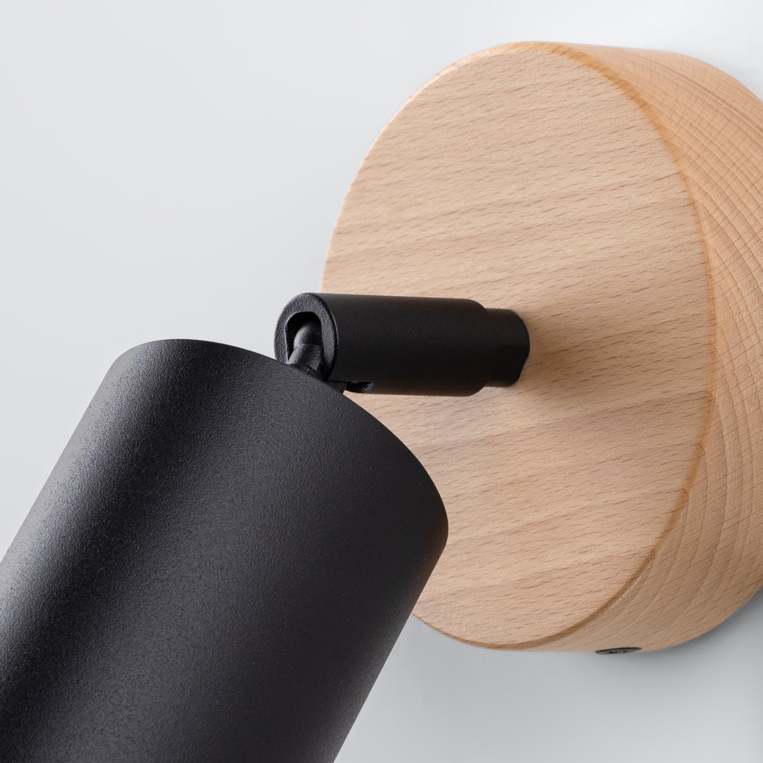 Applique Verdo bois et acier noir GU10, détail d'un spot orientable et de l'embase en bois