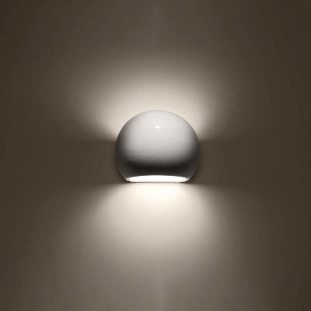 Applique Globe céramique blanche brillante allumée, lumière diffusée vers le haut et le bas