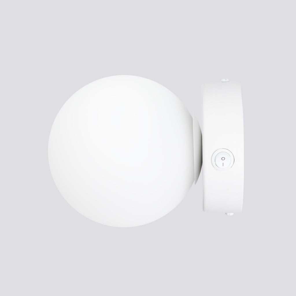 Applique Yoli 1 boule opale acier blanche G9 dans un intérieur