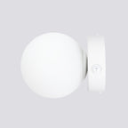 Applique Yoli 1 boule opale acier blanche G9 dans un intérieur