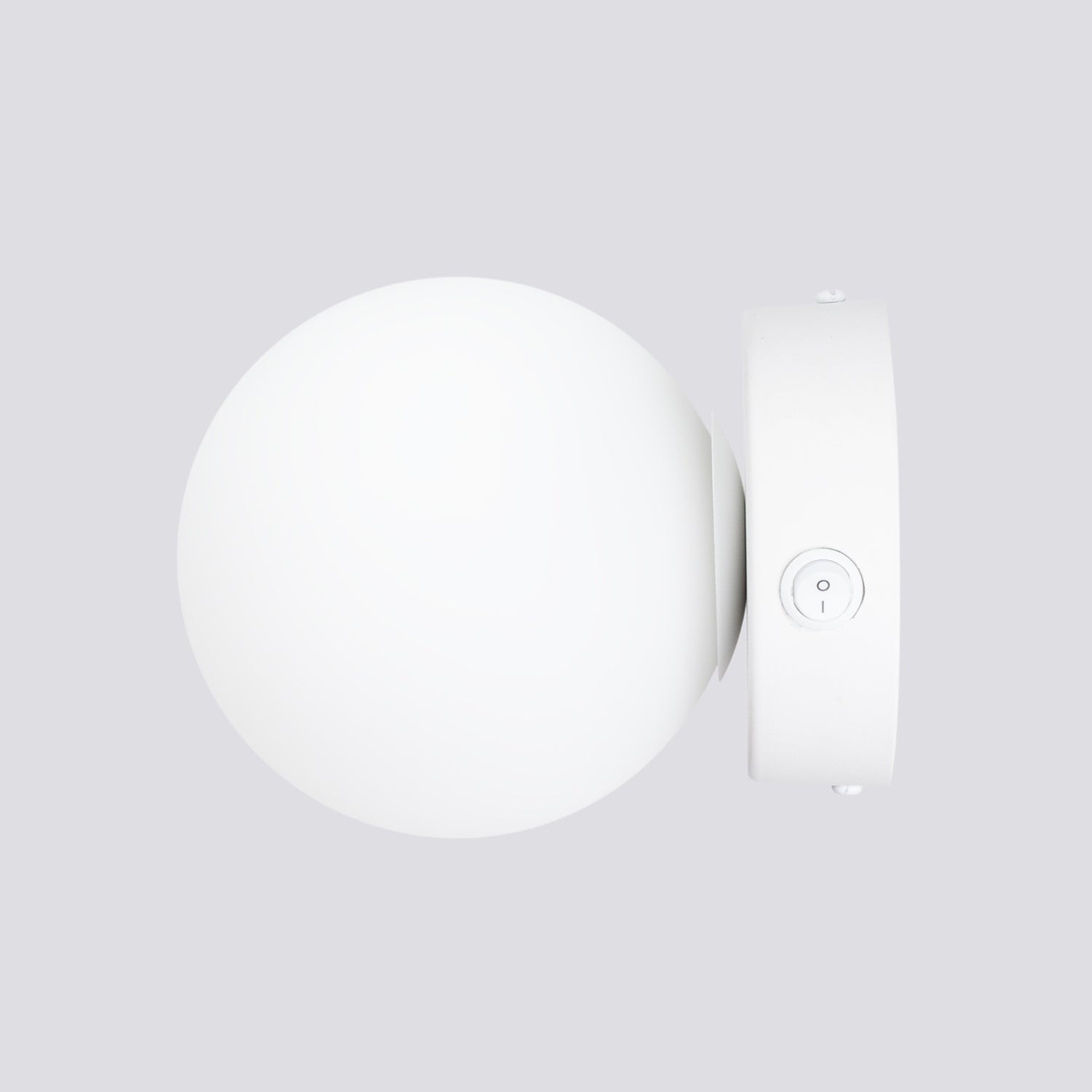 Applique Yoli 1 boule opale acier blanche G9 dans un intérieur