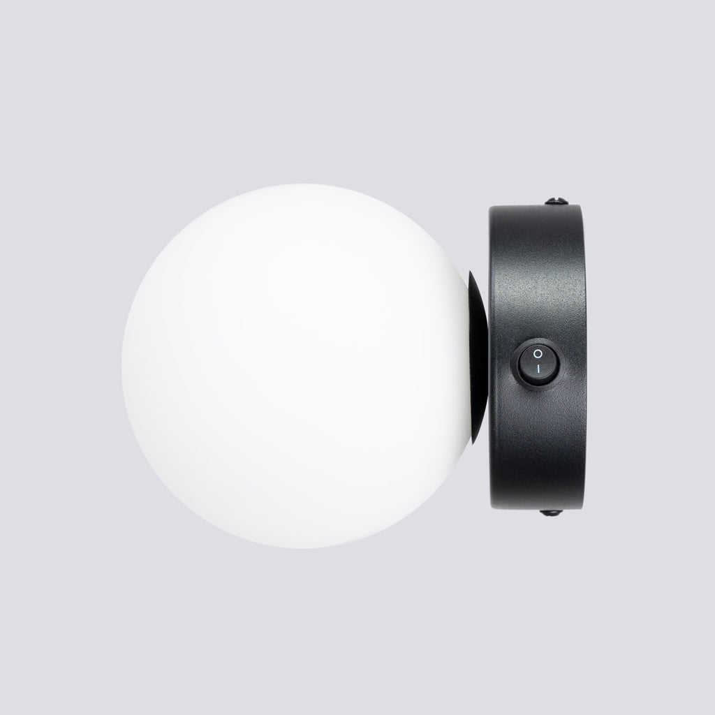 Applique Yoli 1 boule opale acier noire G9, gros plan allumé