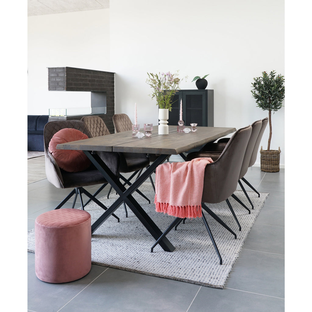Armoire Melbourne noire en situation salle à manger table bois chaises velours