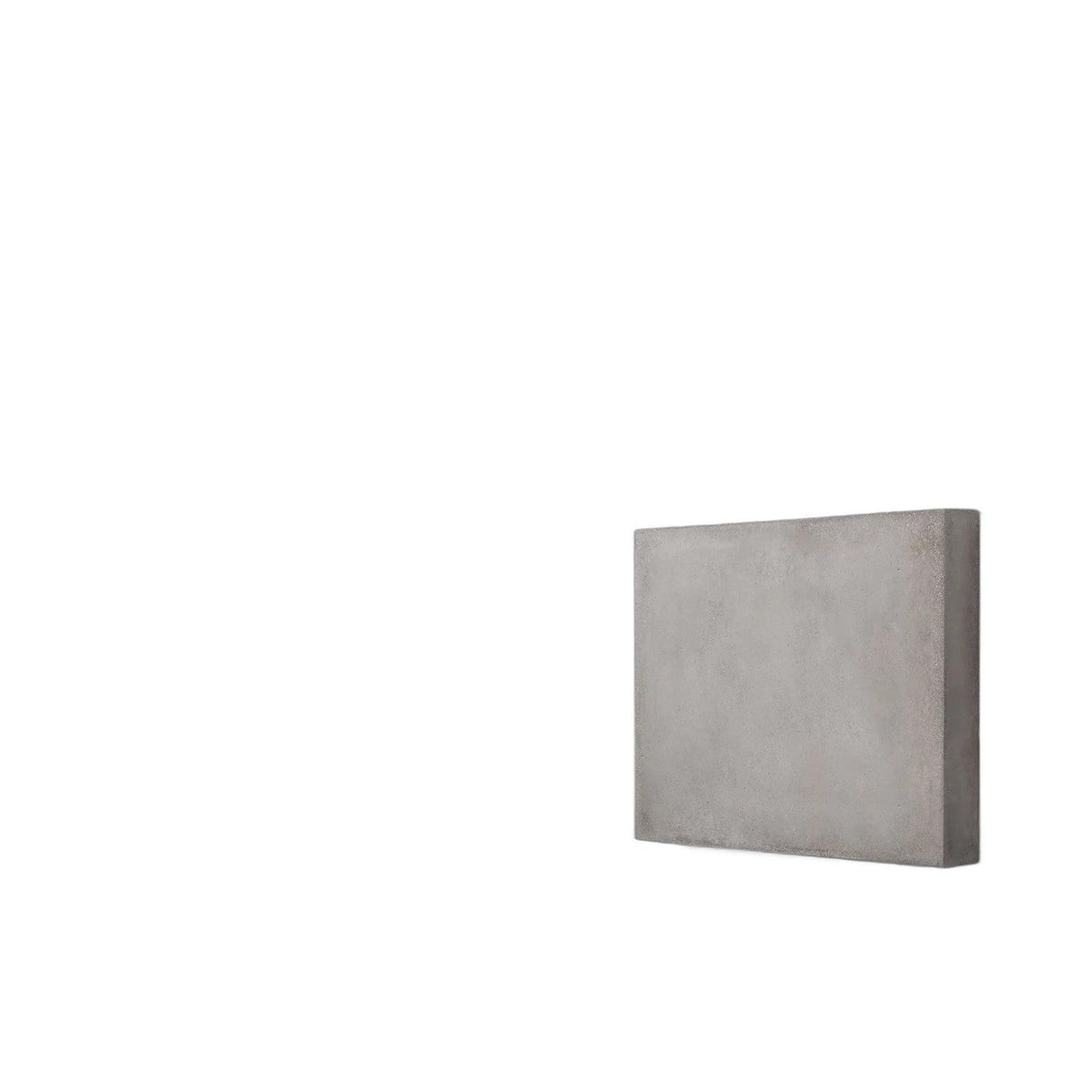 Frag 30 x 24 cm en béton brut accroché à l'horizontale vu de trois quarts