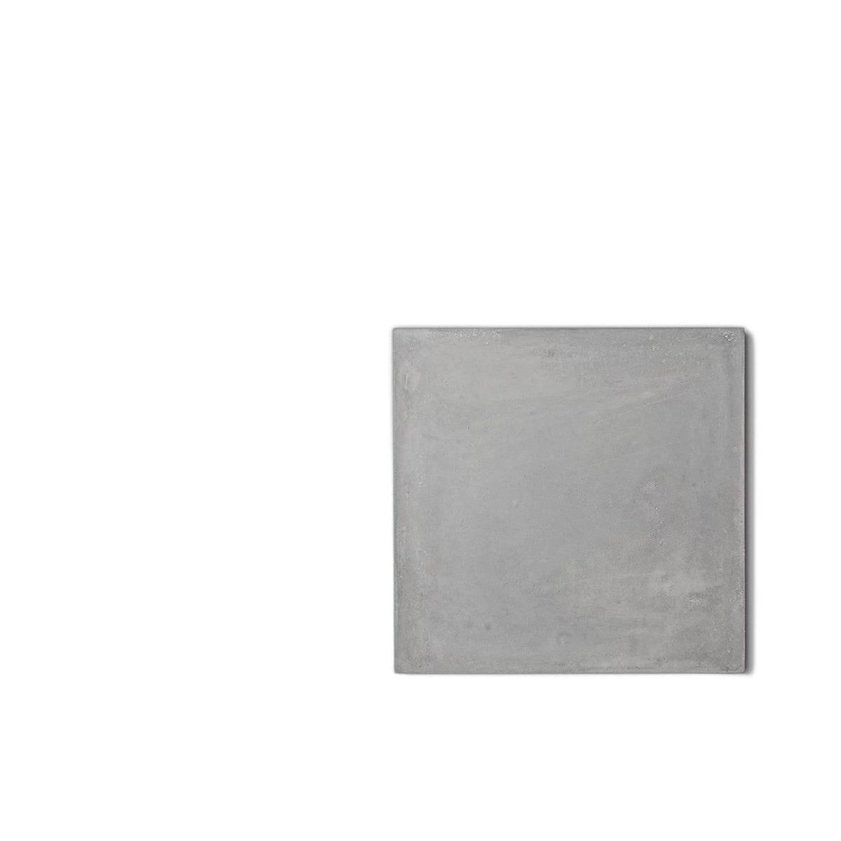 Frag 40 x 40 cm en béton gris naturel accroché au mur vu de face