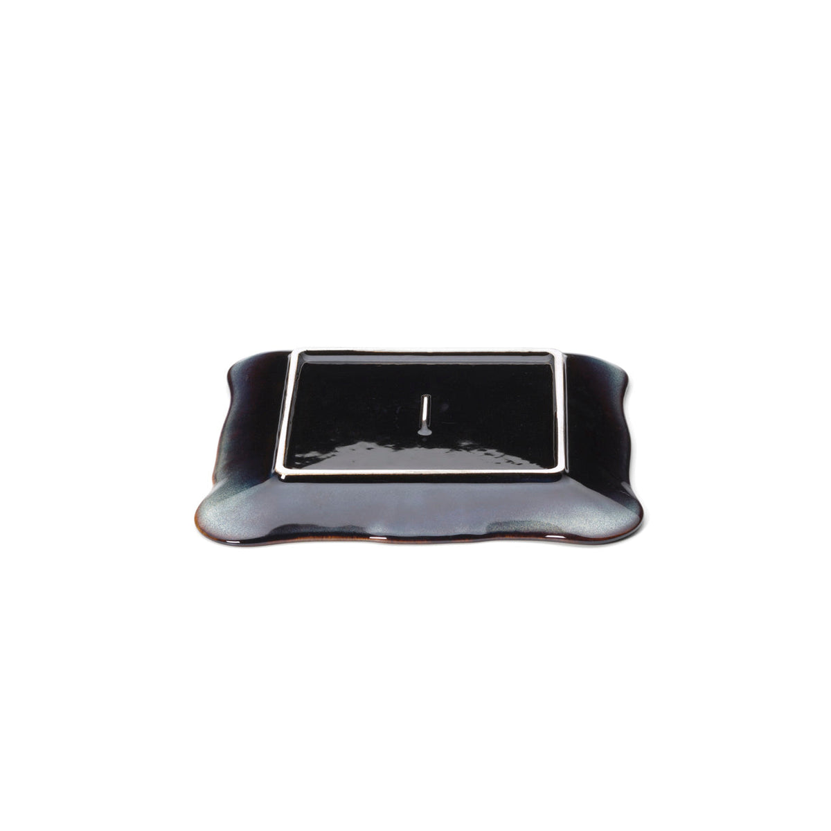 Dessous de l'assiette carrée Lotus Ice côté 21 cm émaillé brun foncé avec son pied carré