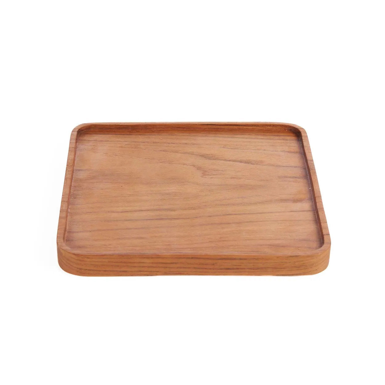 Assiette carrée en teck 20 cm en situation