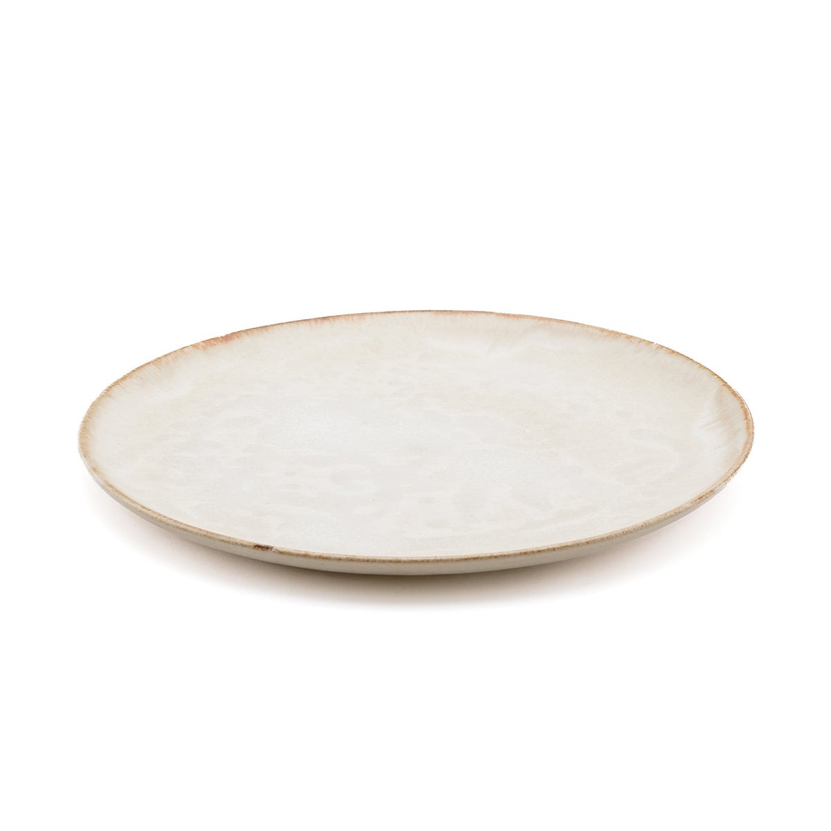 Assiette Cascais ø 28 cm en grès blanc crème vue de trois quarts avec son liseré roux