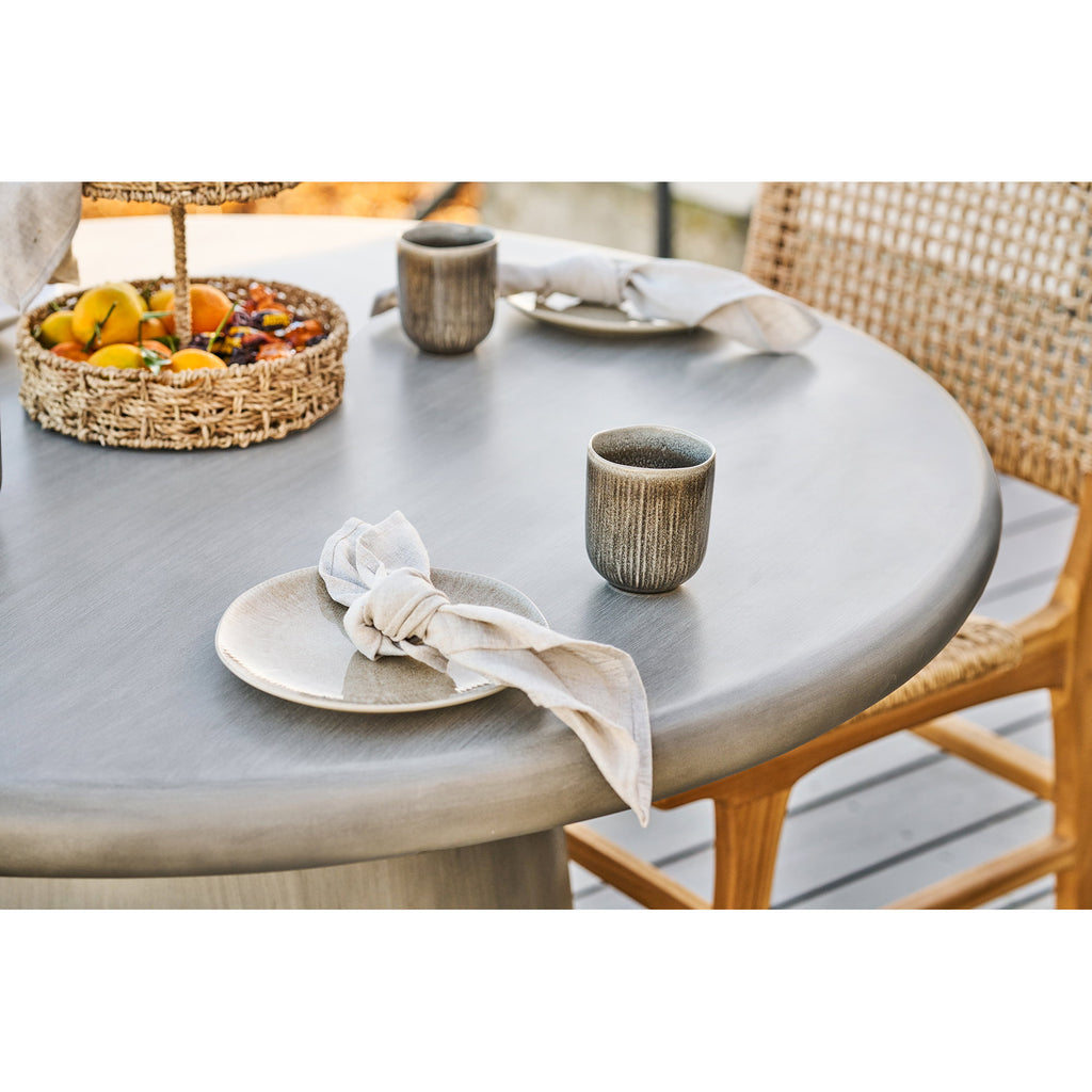 Assiette déjeuner Viola beige table béton terrasse serviette lin mug grès ambiance