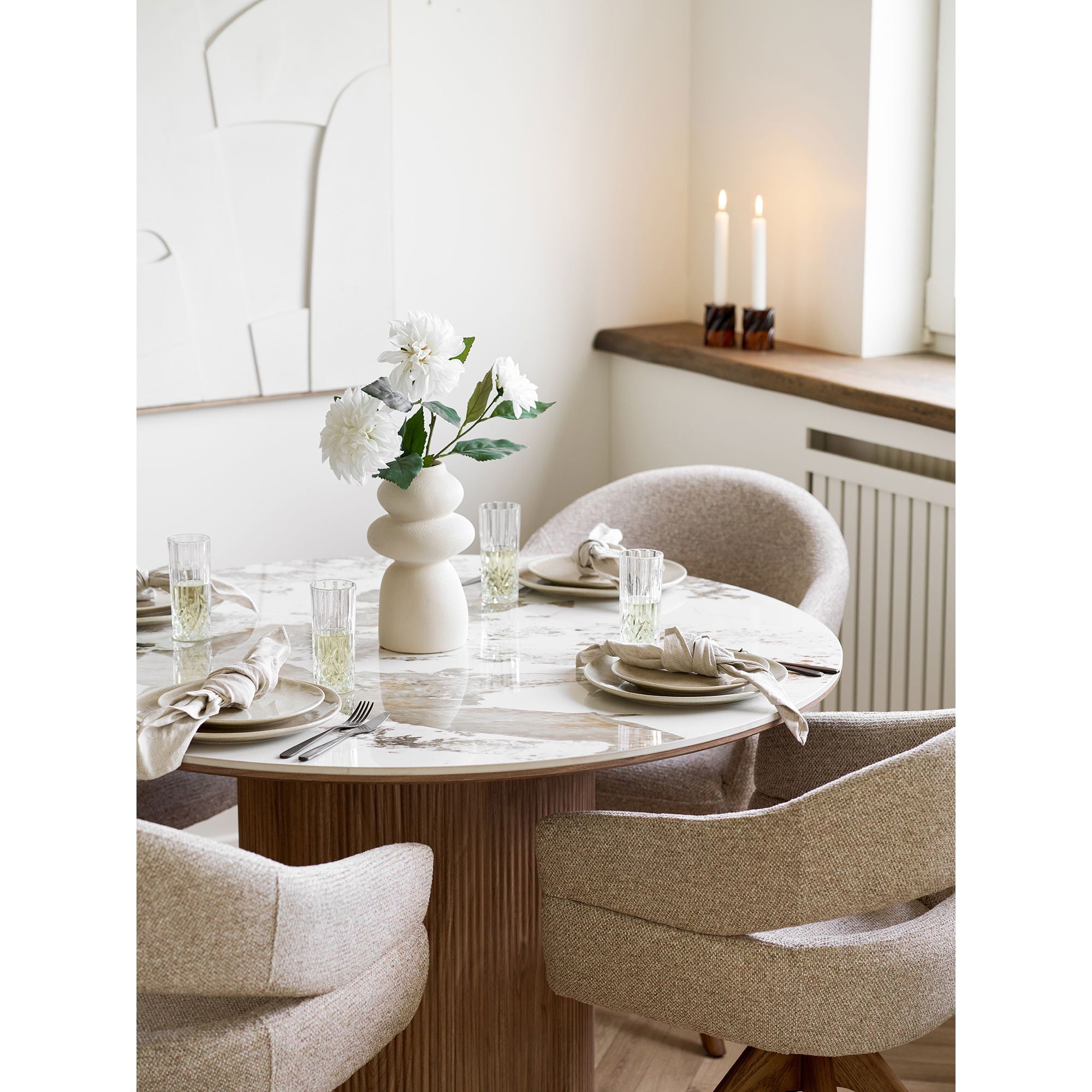 Assiette déjeuner Viola beige table dressée marbre fleurs blanches bougies ambiance chic