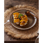 Assiette à dessert Comporta en grès ambré 21 cm en situation