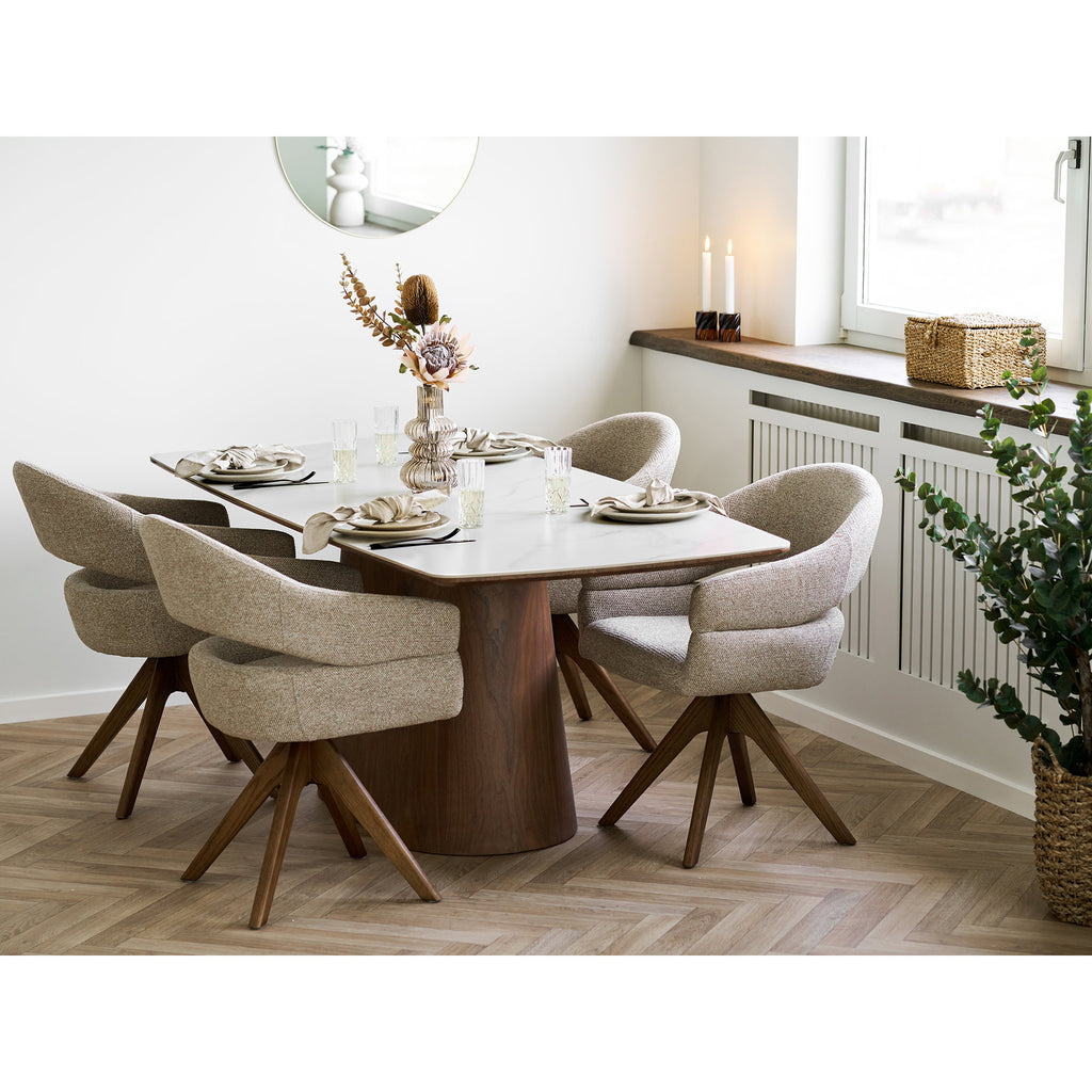 Assiettes Viola beige table à manger noyer chaises bouclé ambiance salle à manger chic