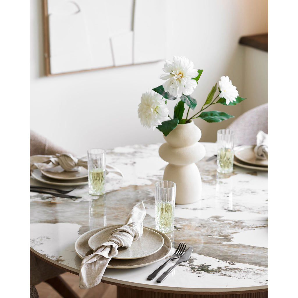 Assiette Viola grès beige table dressée marbre serviette lin fleurs blanches ambiance