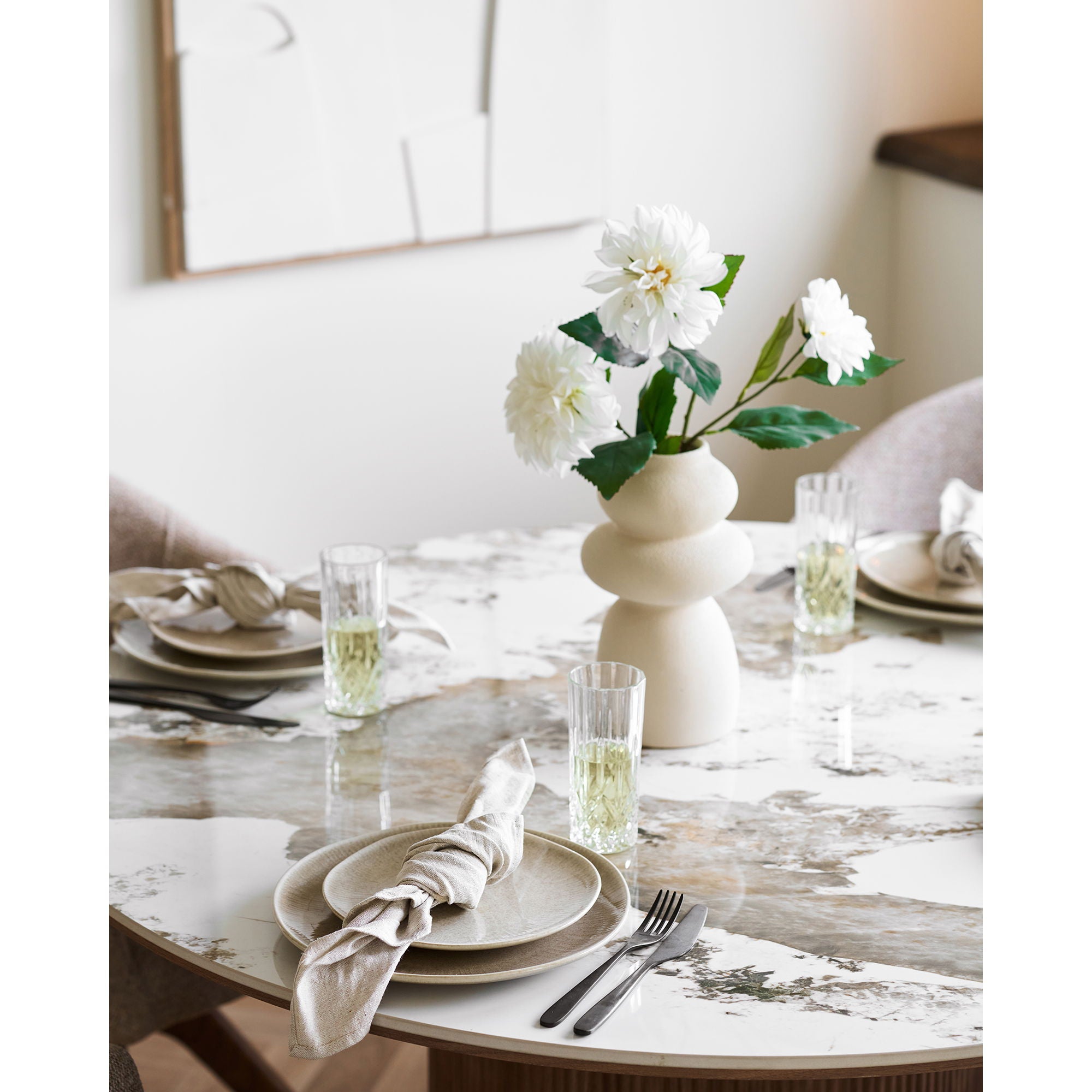 Assiette Viola grès beige table dressée marbre serviette lin fleurs blanches ambiance