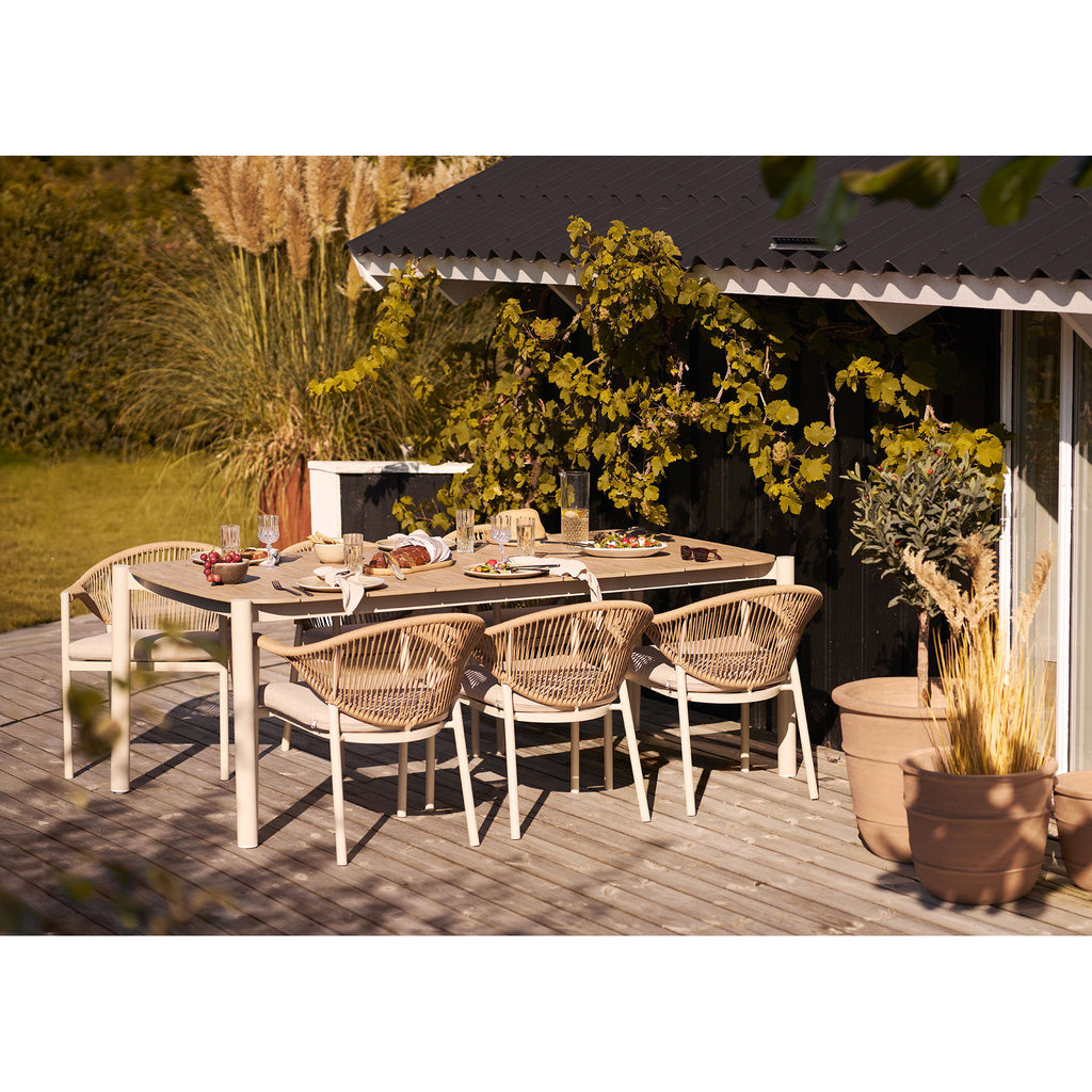 Assiettes Viola grès beige table extérieure terrasse bois repas estival ambiance naturelle
