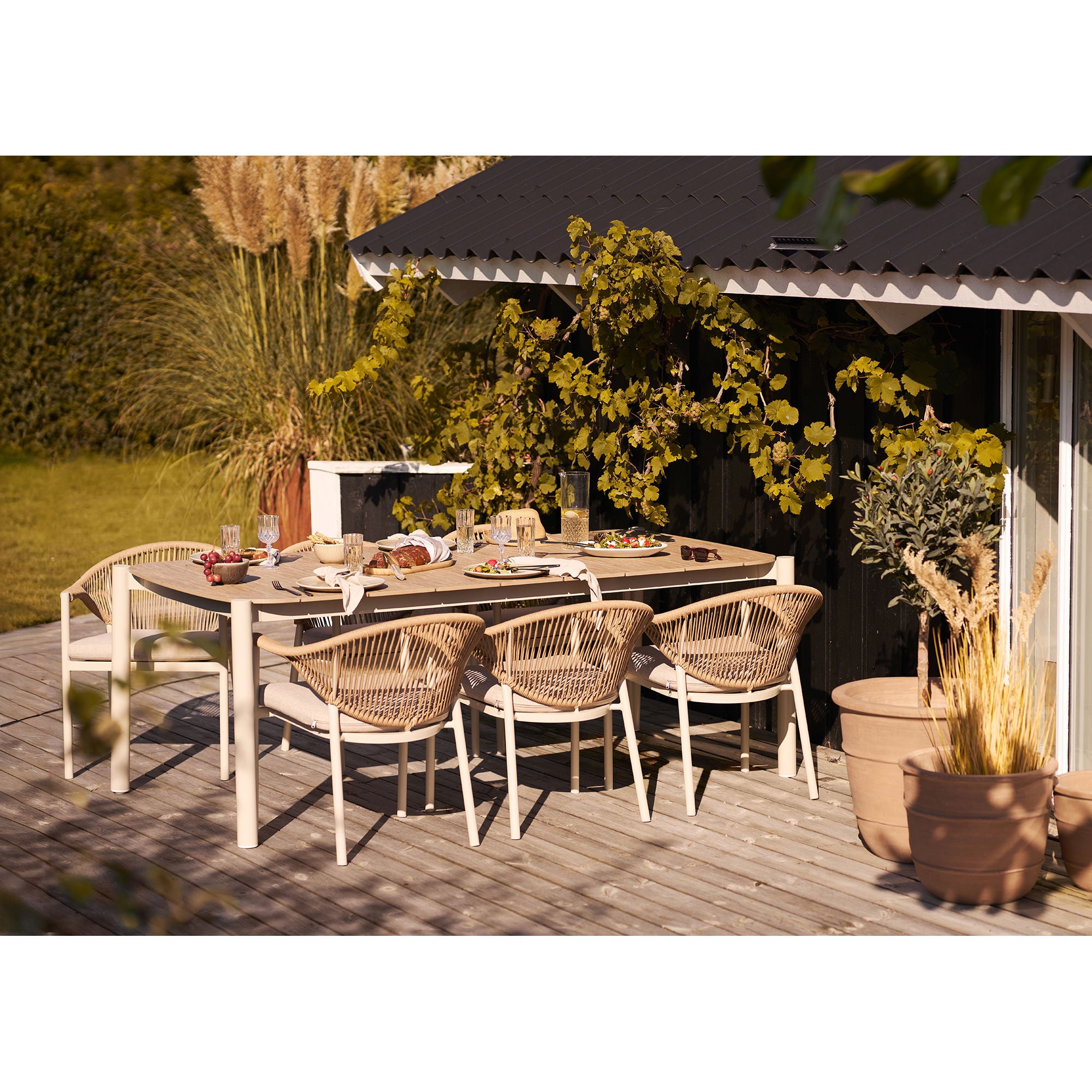 Assiettes Viola grès beige table extérieure terrasse bois repas estival ambiance naturelle
