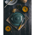 Assiette plate Aqua en grès vert profond 28 cm en situation