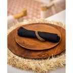 Assiette ronde en teck massif 25 cm en situation