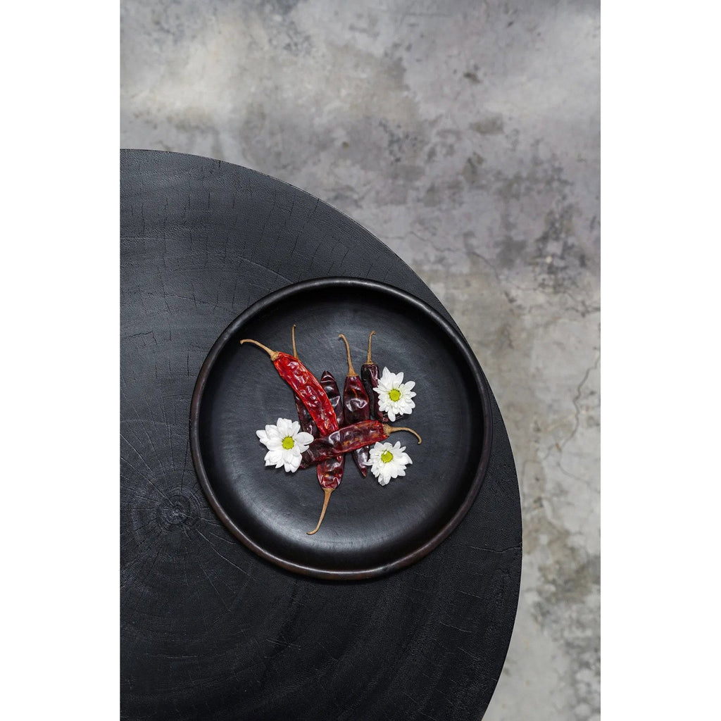 Assiette ronde en terre cuite noircie 26 cm en situation