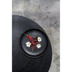 Assiette ronde en terre cuite noircie 26 cm en situation