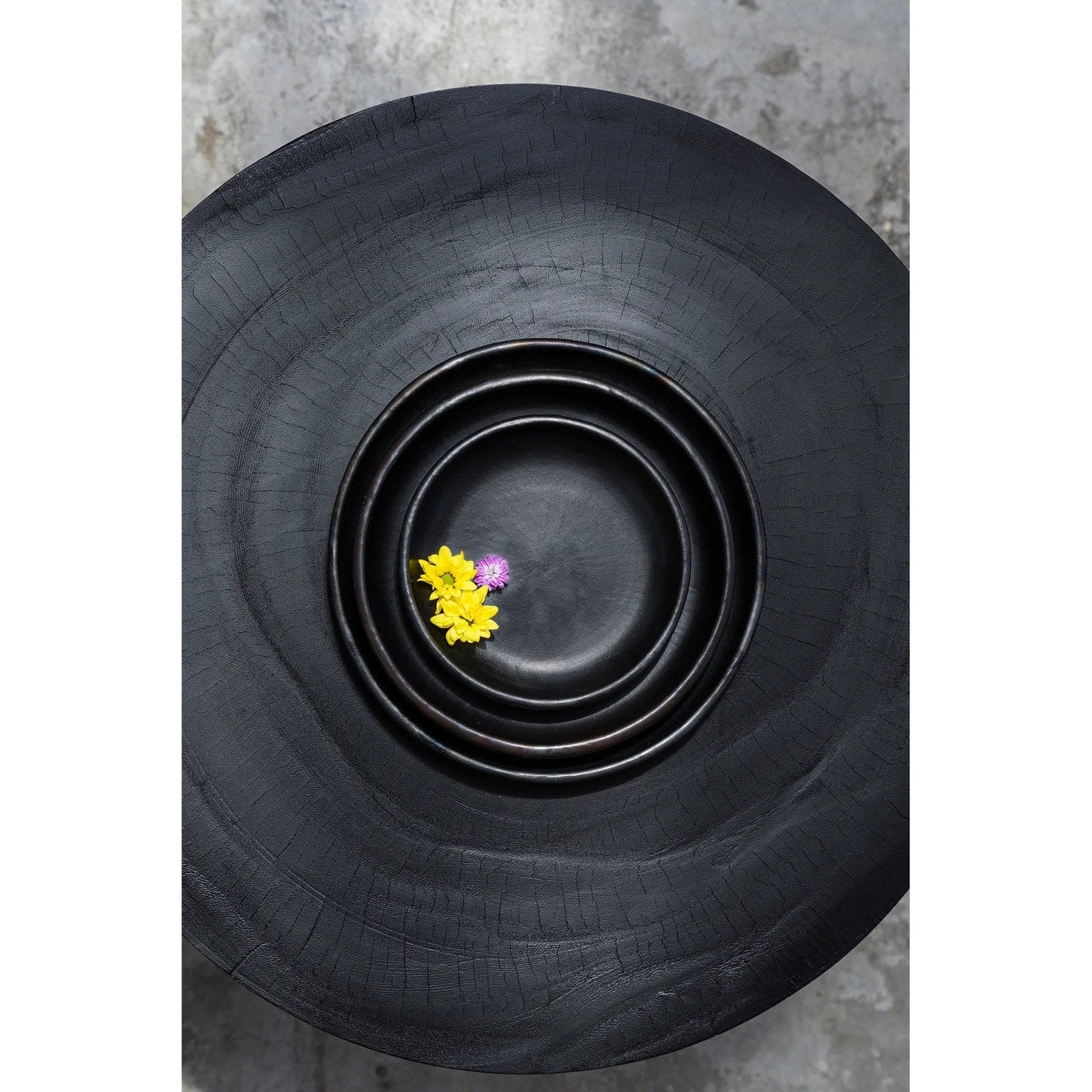 Assiette ronde en terre cuite noircie 26 cm, vue 3