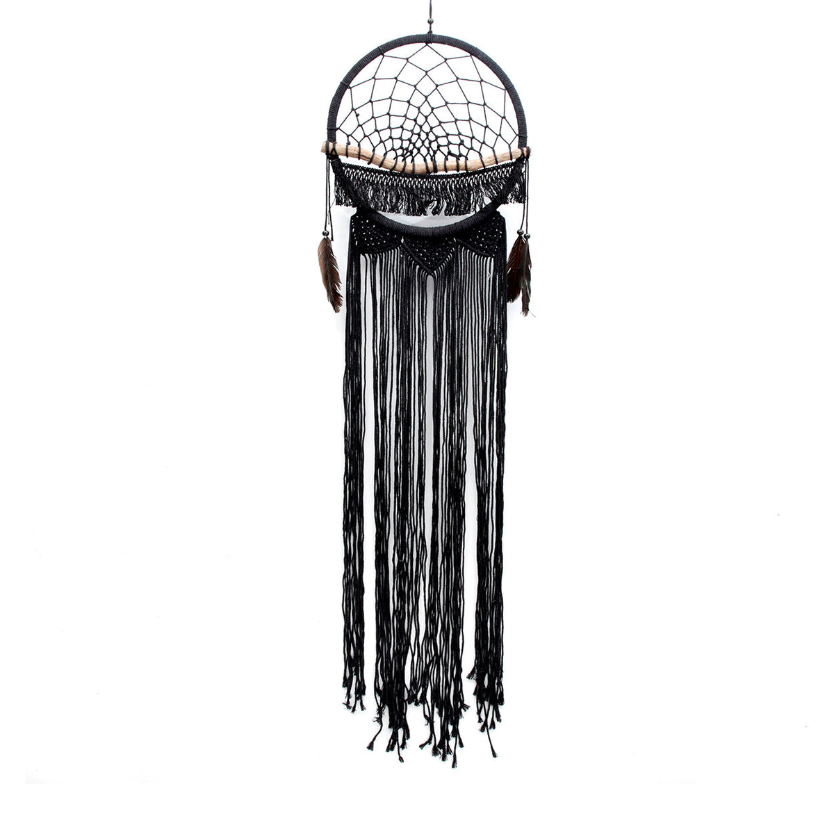 Attrape-rêves Macrame Wood Dreamer en macramé noir avec branche de bois clair longues franges et plumes brunes