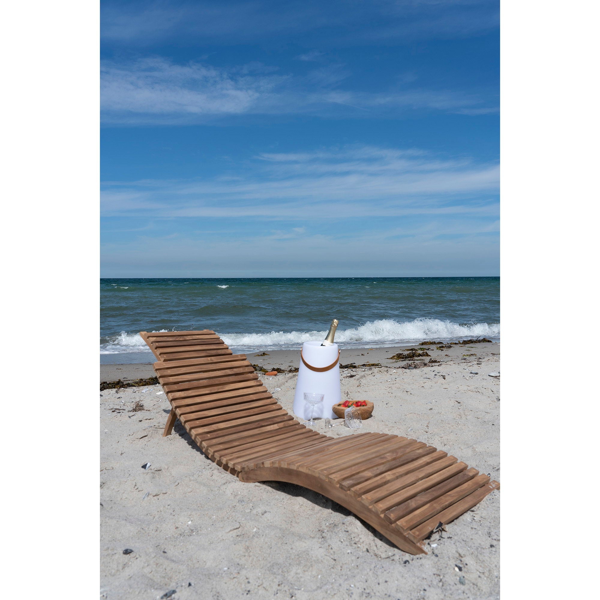Bain de soleil Arrieta teck en position dossier relevé sur plage face à la mer