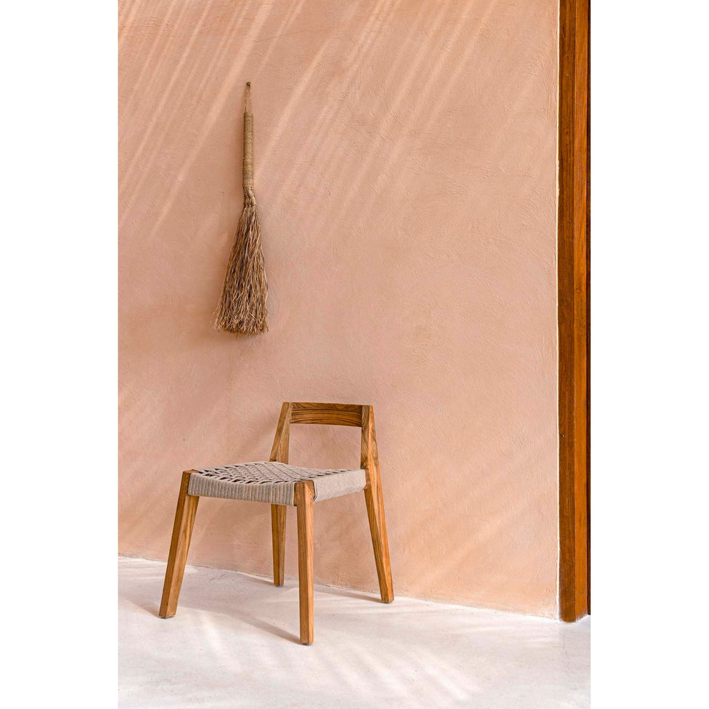 Balai décoratif en raphia à manche cordé 68 cm en situation