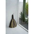 Balayette décorative en herbe liée noir et naturel 35 cm en situation