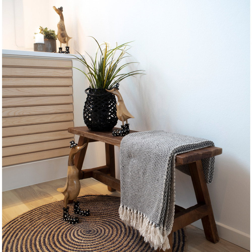 Banc teck brun style rustique avec lanterne et plaid dans salon