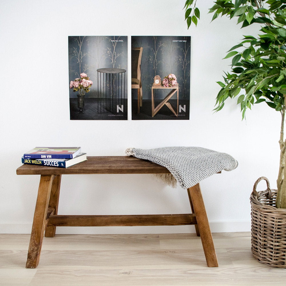 Banc Barcelona teck brun avec livres et plaid style nature intérieur