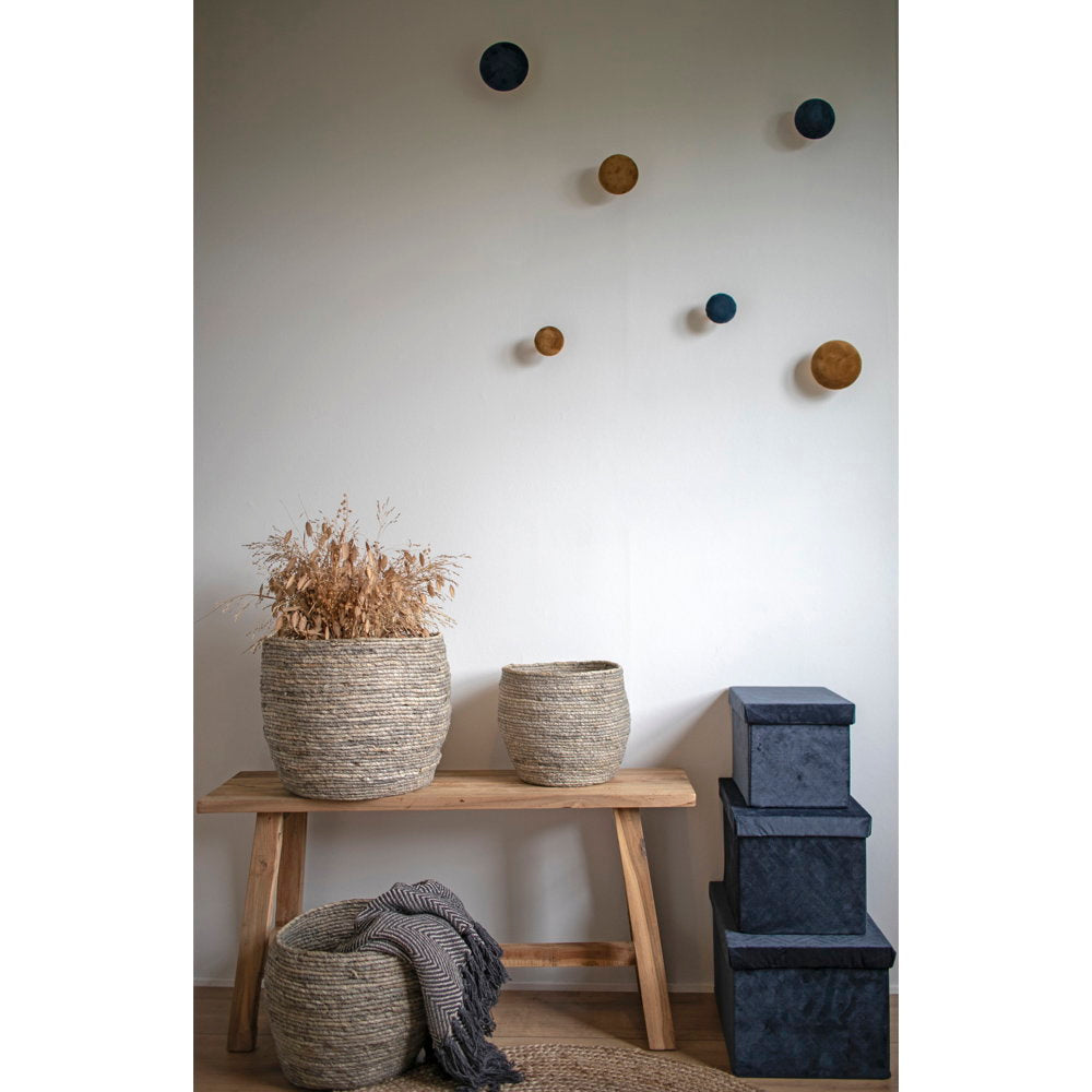 Banc teck naturel avec paniers en jute décoration scandinave intérieur